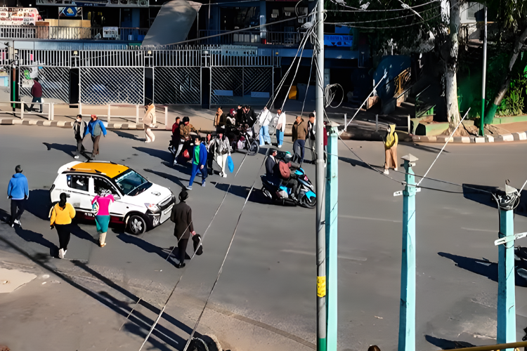 पैदल यात्रीलाई पनि ट्राफिकले जरिवाना गर्न पाउने, कति तिर्नुपर्छ ?_img