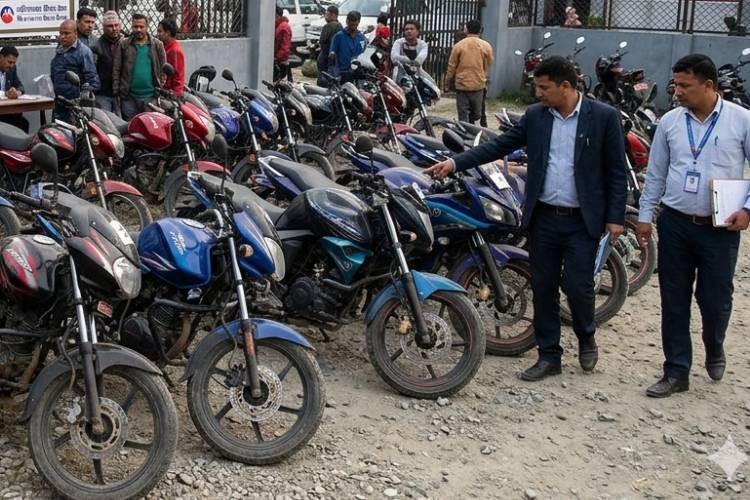 २४ मोटरसाइकल लिलामी गर्दै मुक्तिनाथ विकास बैंक_img