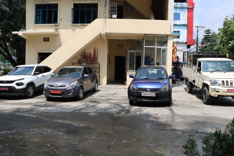 ४ कार चोरेर नक्कली नम्बर प्लेट, चलाएर हिँड्दा प्रहरीको नियन्त्रणमा_img