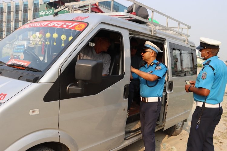 डिजेल गाडीलाई बढाएको भाडा असुल्दै ईभी, १४ वटा कारबाहीमा_img