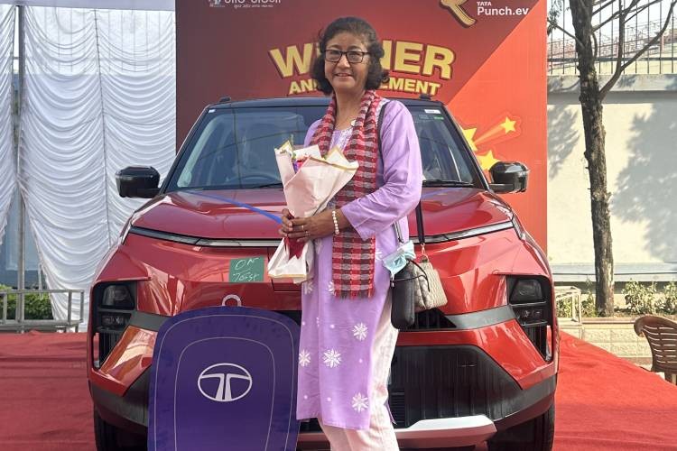 भाटभटेनीमा सामान किन्दा दुई जनाले पाए टाटा पन्च ईभी_img