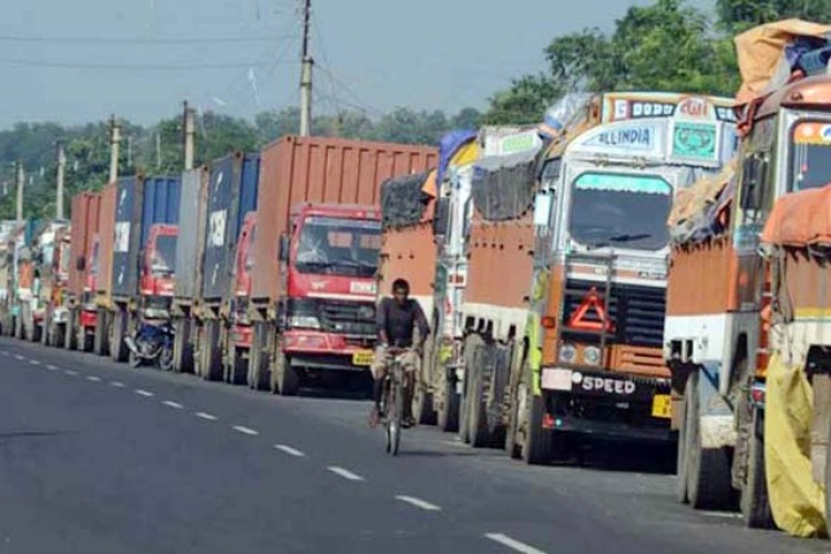 एमआरपी विवादले वीरगंज भन्सारमा रोकिए १४०० बढी गाडी_img