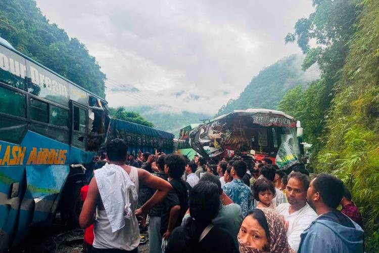 मुग्लिन-नारायणगढ सडकमा दुई बस ठोक्किए, सडक अवरुद्ध_img