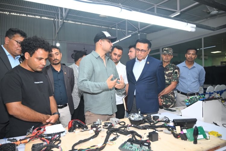यात्री P2 स्कुटर हेर्न प्लाण्टमा पुगे अर्थमन्त्री, भने-‘अघि बढ्नुहोस्, सरकार साथमा छ’_img