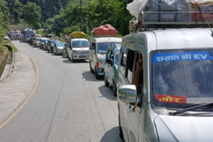 काठमाडौंबाट हेटौंडा जाने सडकमा सवारी चाप, ओभरटेक नगर्न अनुरोध_img