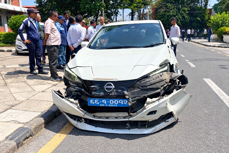 सिंहदरवार भित्रै यूएनडीपीको गाडीले सांसदको कारलाई दियो ठक्कर_img